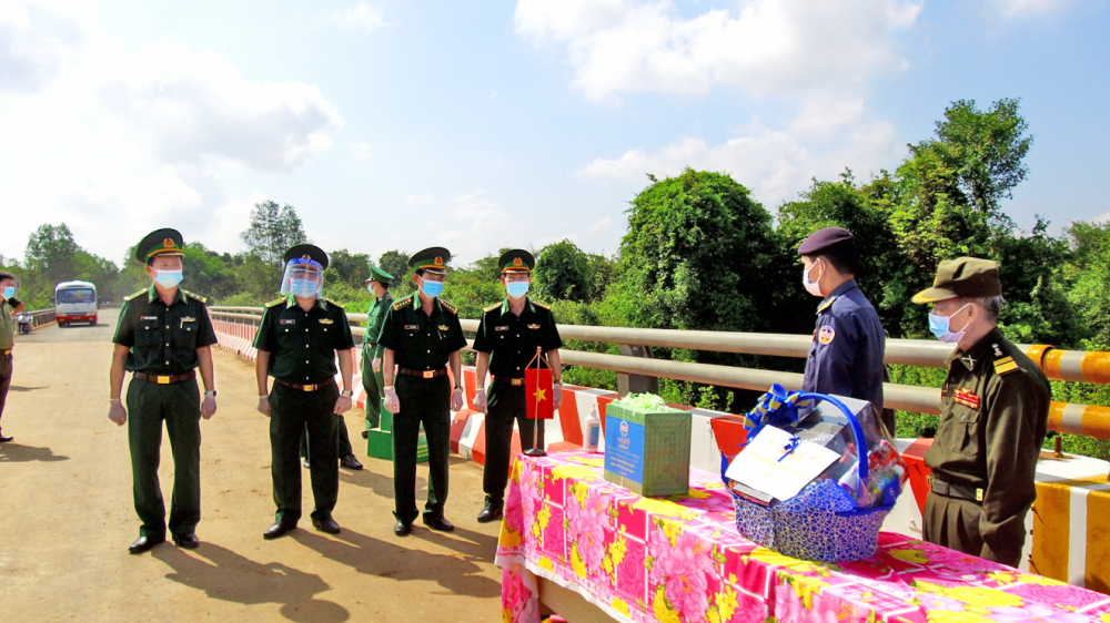 Để phòng, chống dịch đại diện Bộ Chỉ huy Bộ đội Biên phòng tỉnh Tây Ninh chúc tết lực lượng vũ trang ba tỉnh của Campuchia giáp Tây Ninh ngay tại cột mốc biên giới - Ảnh: Lê Quân