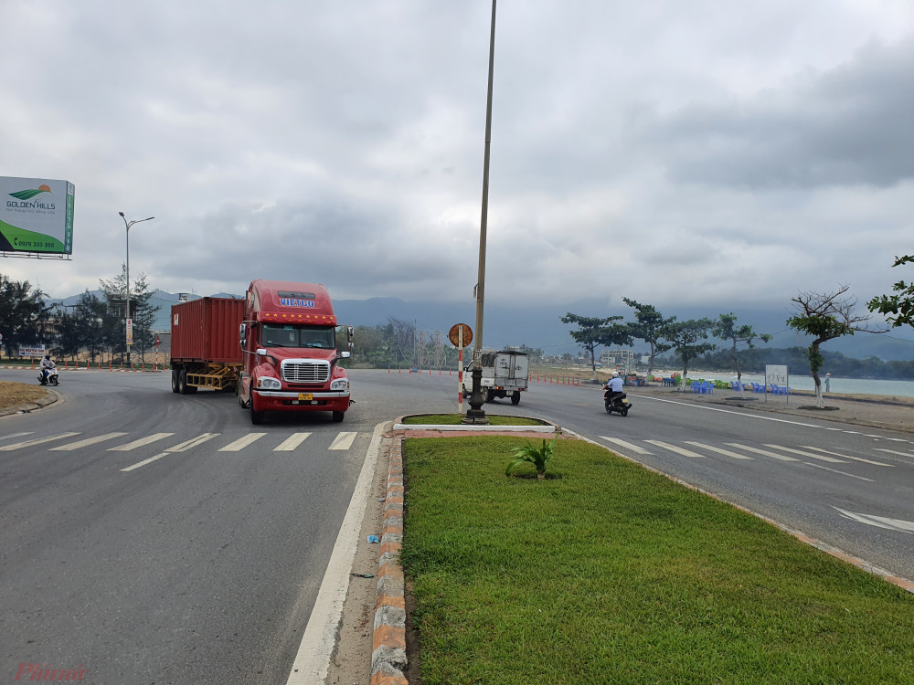 Đường Nguyễn Tất Thành hiện hữu ôm vịnh Đà Nẵng đến làng Nam Ô thì không đi tiếp mà bẻ trái vào Quốc lộ 1A