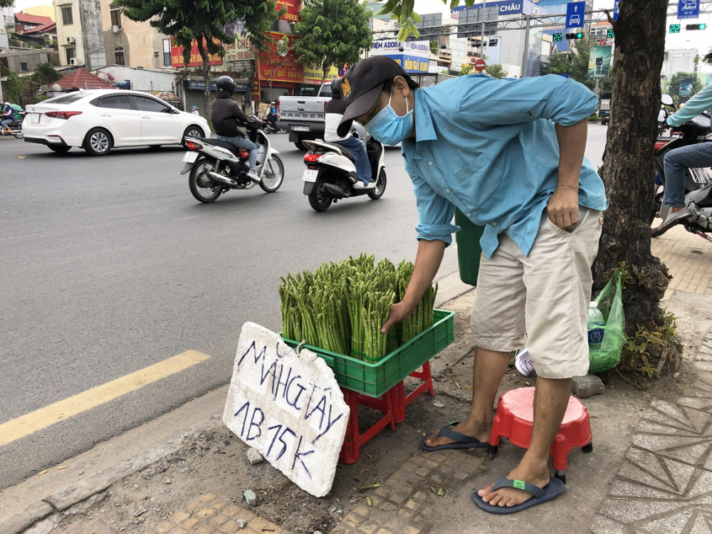 Măng tây được bán nhiều ở lề đường TP.HCM với giá rẻ