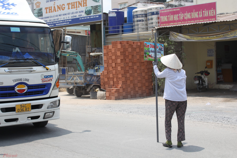 Nhiều tài xế lịch sự, chạy chậm khi chợt thấy bà Hai Trị ra hiệu