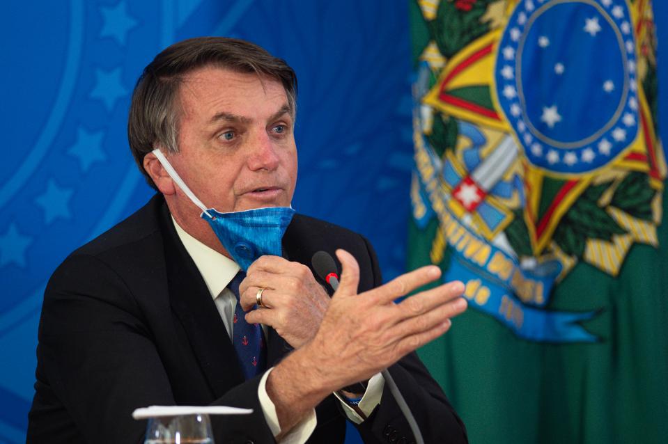 Tổng thống Bolsonaro đơn độc trong cách chống dịch kỳ lạ của mình