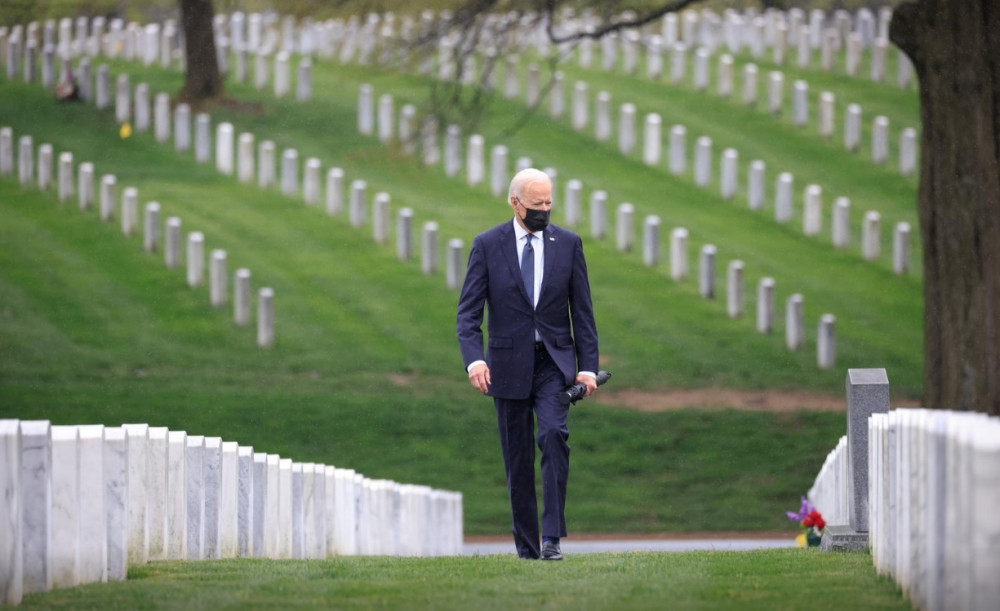 Tổng thống Joe Biden bước đi giữa những hàng mộ thẳng tắp tại nghĩa trang Arlington