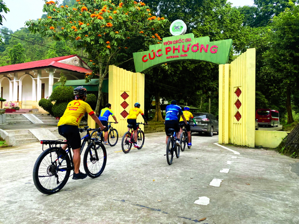 Rất nhiều khách Hà Nội  yêu thích trải nghiệm đạp xe đến Rừng Quốc gia Cúc Phương vào dịp cuối tuần