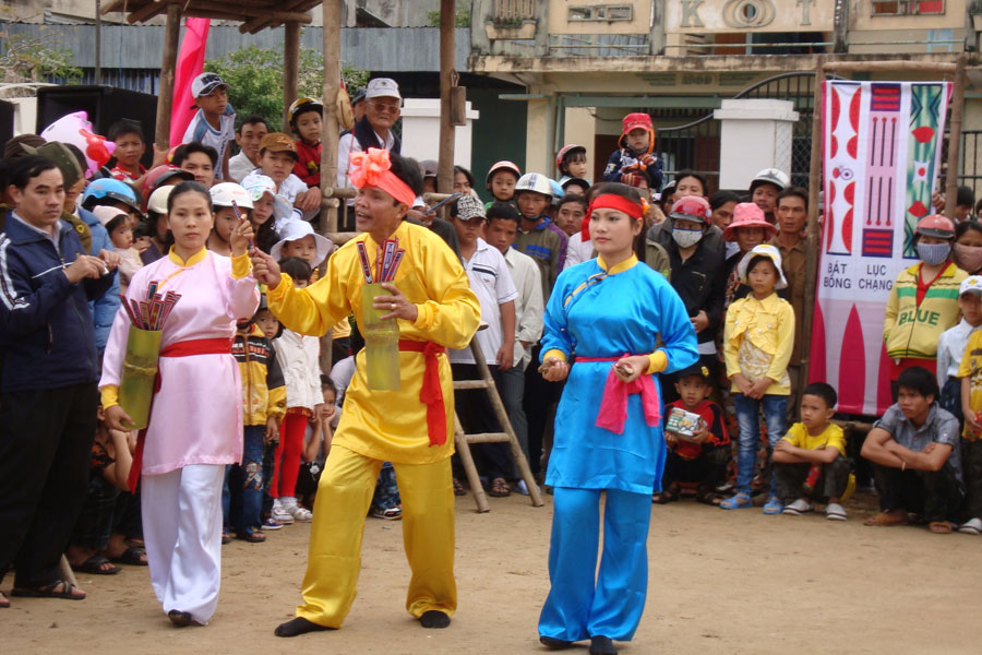 Một đoàn biểu diễn bài chòi ở Tuy Phước, Bình Định