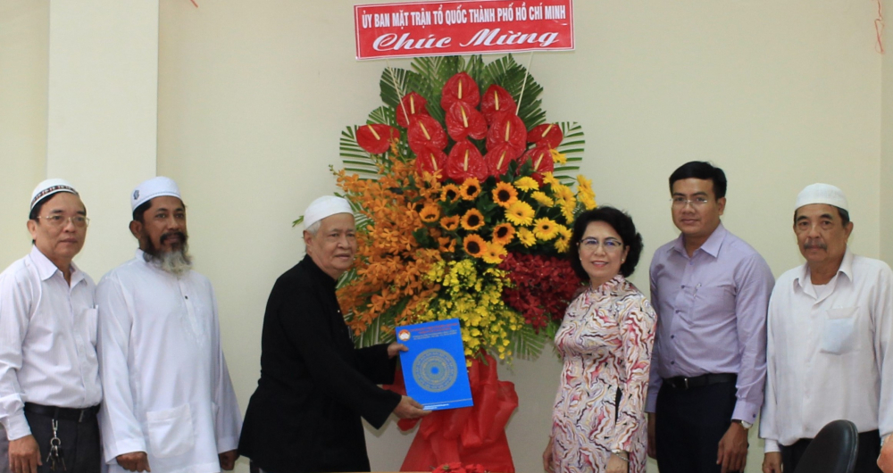 Lãnh đạo MTTQ Việt Nam TPHCM chúc mừng cộng đồng Hồi giáo TPHCM nhân Tháng Ramadan.