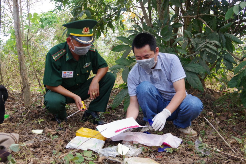 Lực lượng biên phòng Quảng Trị đang thống kê số ma túy do 2 đối tượng bỏ chạy để lại