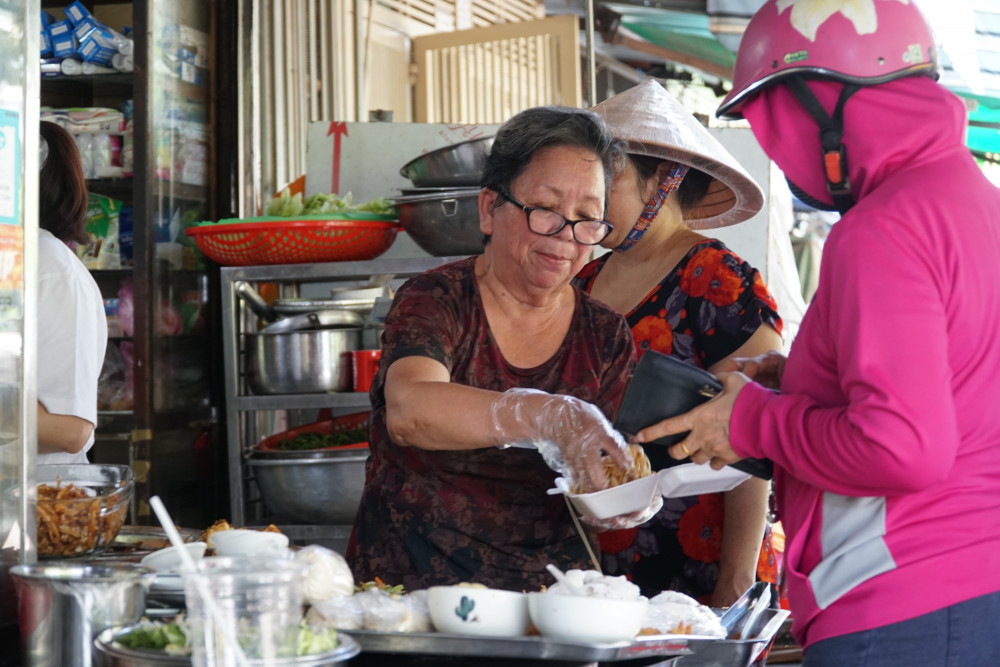 Cô Út và các thành viên trong gia đình cufnh nhau hỗ trợ, duy trì quán cơm