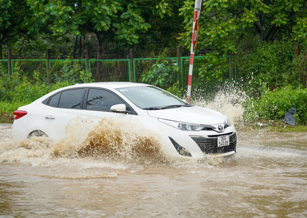 xung quang những chiếc xe toàn là nước