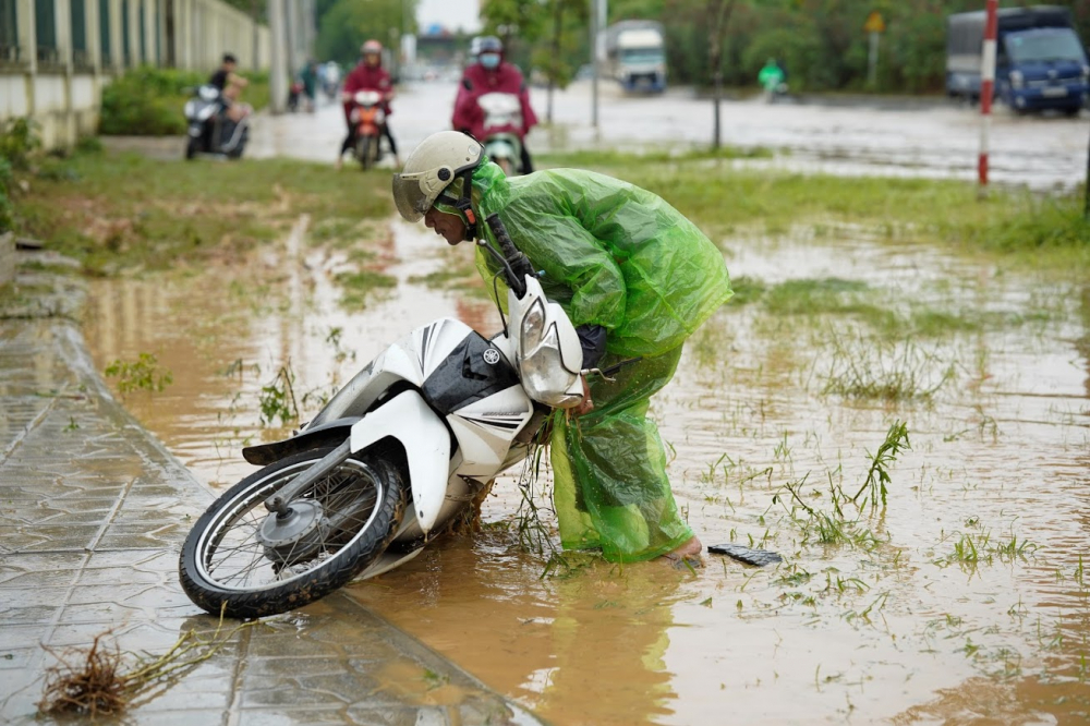 Việc ngập sâu như vậy gây luôn rình rập rủi ro mất an toàn cho người tham gia giao thông