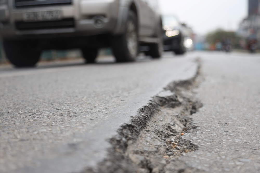 Nhiều đoạn mặt đường trồi, sụt với những vết nứt cao gần chục cm, tiềm ẩn nhiều nguy cơ gây rủi ro cho người đi đường