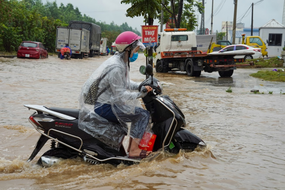 Các phương tiện 'bì bõm lội nước, di chuyển rất khó khăn