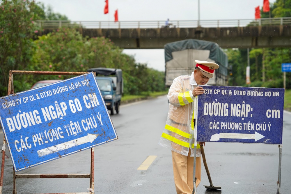 Lực lượng chức năng và các xe cứu hộ luôn túc trực để đảm bảo công tác an toàn , hỗ trợ các phương tiện tham gia giao thông