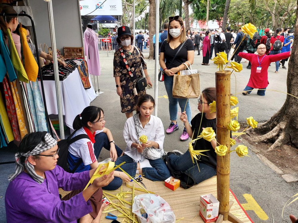 Sinh viên Đại học Khoa học Xã hội và Nhân văn TPHCM mang những nét văn hóa Việt Nam đến Lễ hội Việt - Nhật.