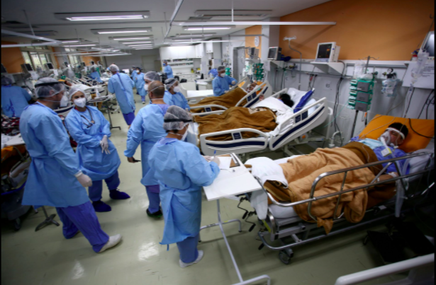Các nhân viên y tế chăm sóc bệnh nhân trong phòng cấp cứu của bệnh viện Nossa Senhora da Conceicao đang quá tải vì đợt bùng phát coronavirus, ở Porto Alegre, Brazil, ngày 11 tháng 3 năm 2021. REUTERS / Diego Vara