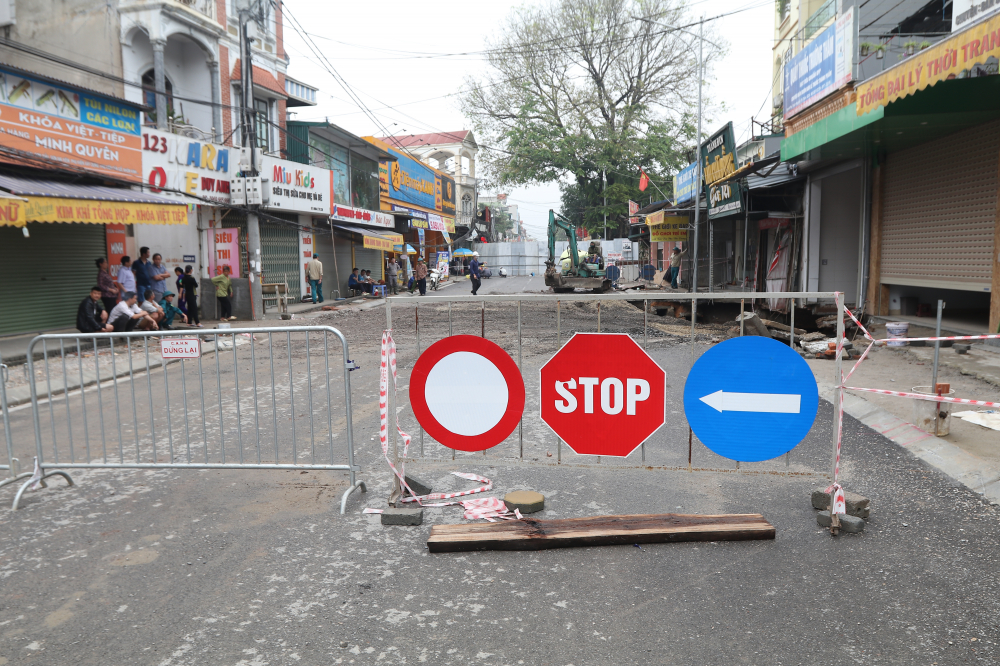 Chính quyền địa phương đã phong toả khu vực xuất hiện hố tử thần, đồng thời hướng dẫn người dân di chuyển theo hướng khác.