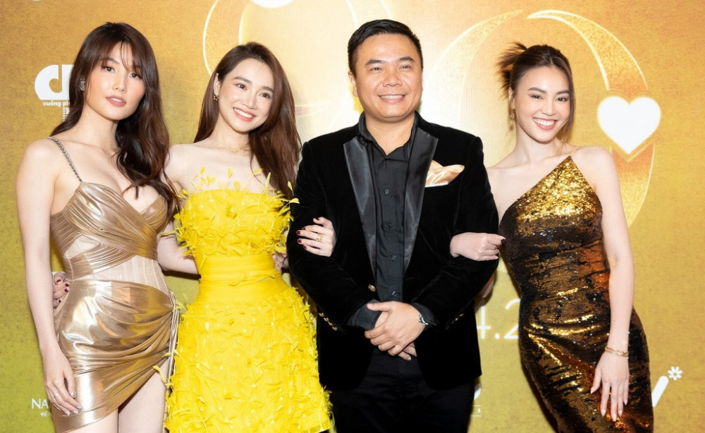 Đạo diễn Nhất Trung bên cạnh 3 nữ diễn viên xinh đẹp (từ trái sang) Diễm My, Nhã Phương, Ninh Dương Lan Ngọc.