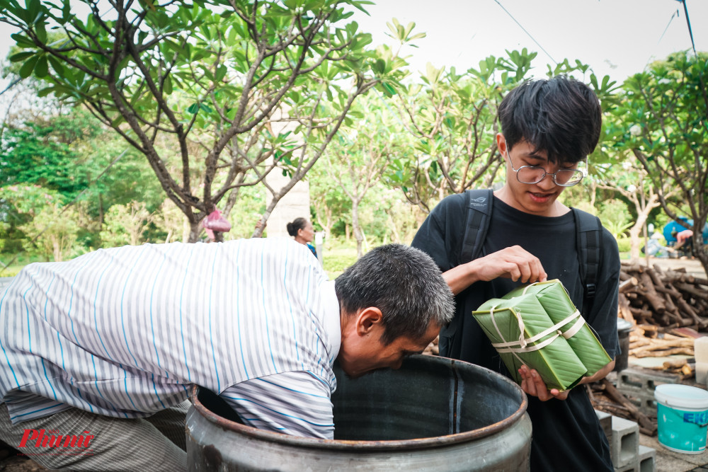 Xếp bánh cũng phải rất công phu nếu không sẽ bị cháy bánh