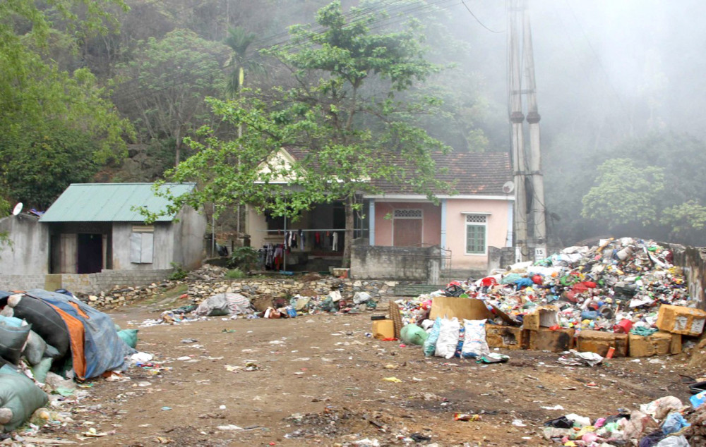 Bãi rác rộng chừng 7.000 m2 rơi vào quá tải, ô nhiễm khiến cuộc sống người dân xung quanh bị đảo lộn