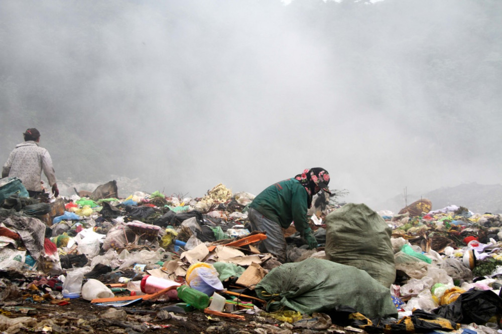Nhiều người bất chấp nguy hiểm vào bãi rác bới tìm phế liệu