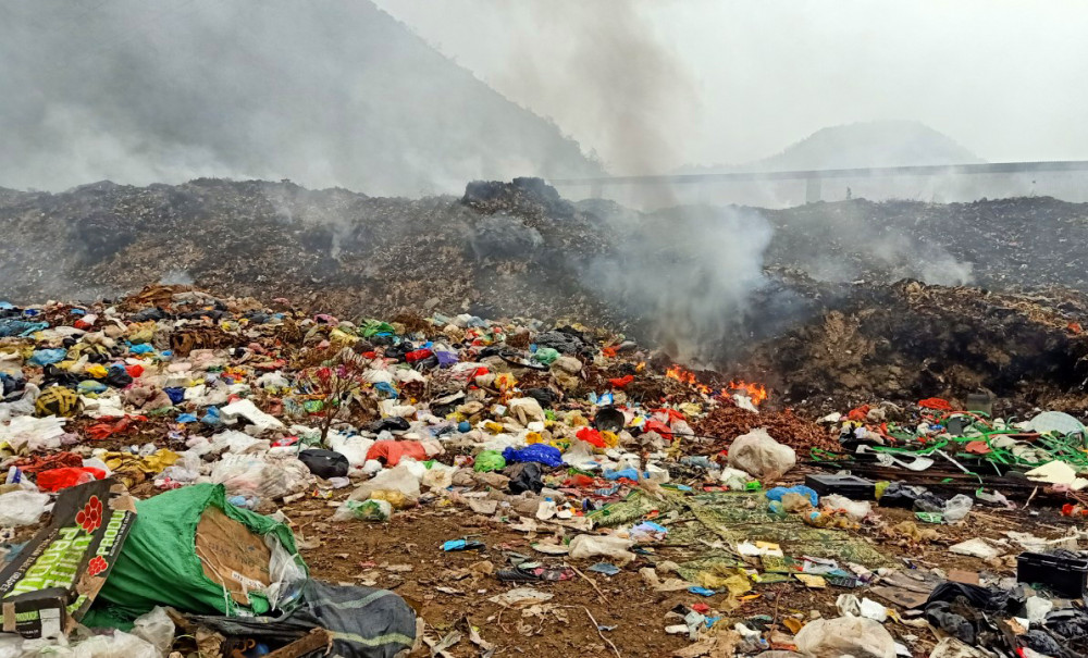 Nhiều phương án được triển khai song những đống rác khổng lồ vẫn cháy âm ỉ kéo dài