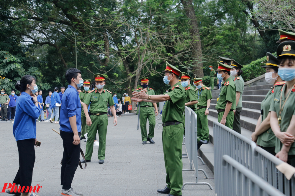 Trong thời gian các vị đại biểu dâng hương, gần 10 hàng rào mềm gồm các lực lượng an ninh đã được bố trí cách nhau để phân luồng người dân tiếp tục hành hương, ngay sau khi đoàn đại biểu hành hương xong.