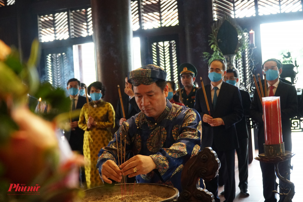 Ông Trịnh Xuân Huy – Phó Trưởng phòng Văn hóa – Sự kiện – Lễ Hội thực hiện nghi thức niệm hương