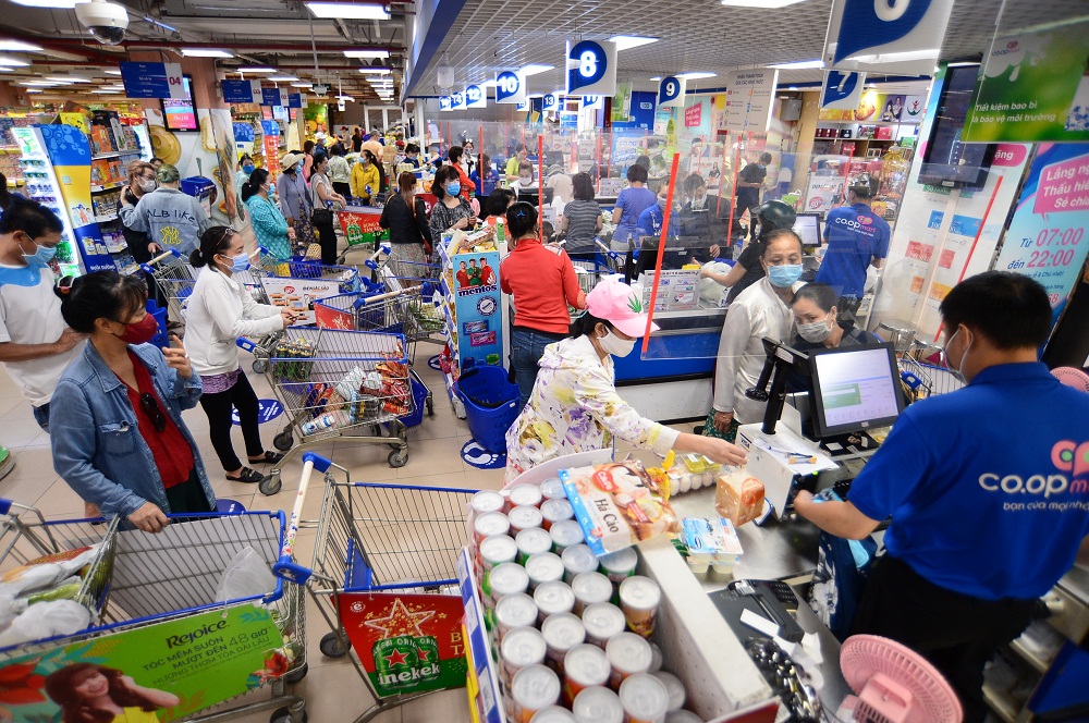 Khách hàng nhộn nhịp mua sắm tại siêu thị Co.opmart. Ảnh: Quang Định