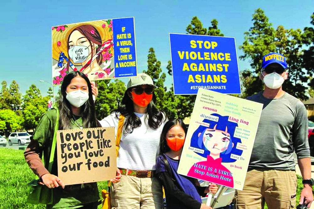 Gia đình tác giả  trong cuộc tuần hành “Stop Asian Hate”  ngày 3/4 tại Irvine, California