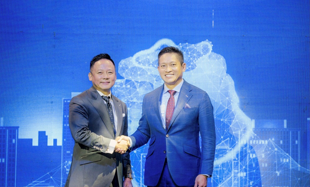 Ông Bùi Đức Long (trái) - Chủ tịch Hội đồng sáng lập Tập đoàn Tài chính T99 và ông Vũ Minh Trí – Giám đốc điều hành VNG Cloud bắt tay hợp tác ở sự kiện diễn ra tại TPHCM sáng 21/4. Ảnh: T99