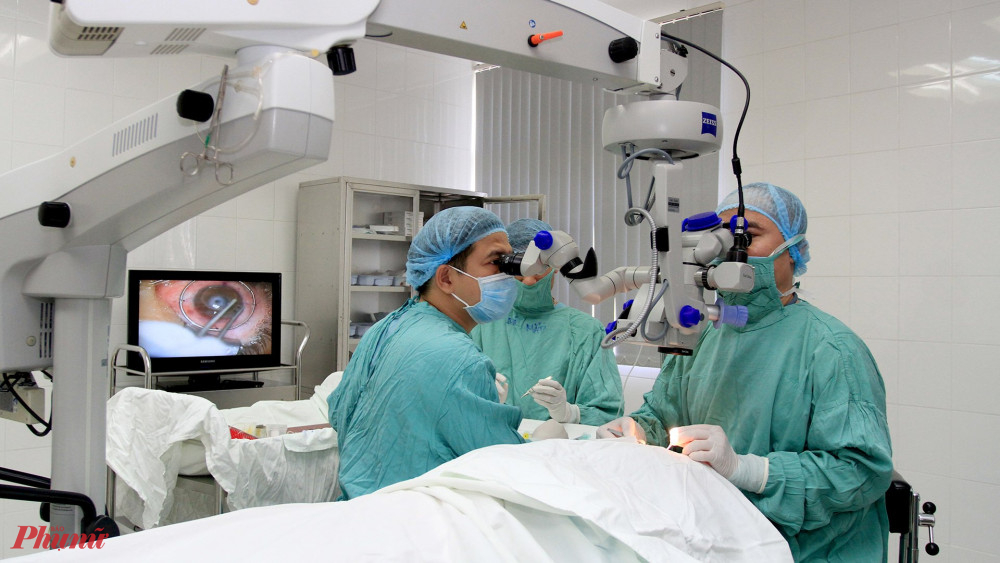 Các bác sĩ Trung tâm Mắt Bệnh viện T.Ư Huế đang tiến hành ca phẫu thuật ghép giác mạc