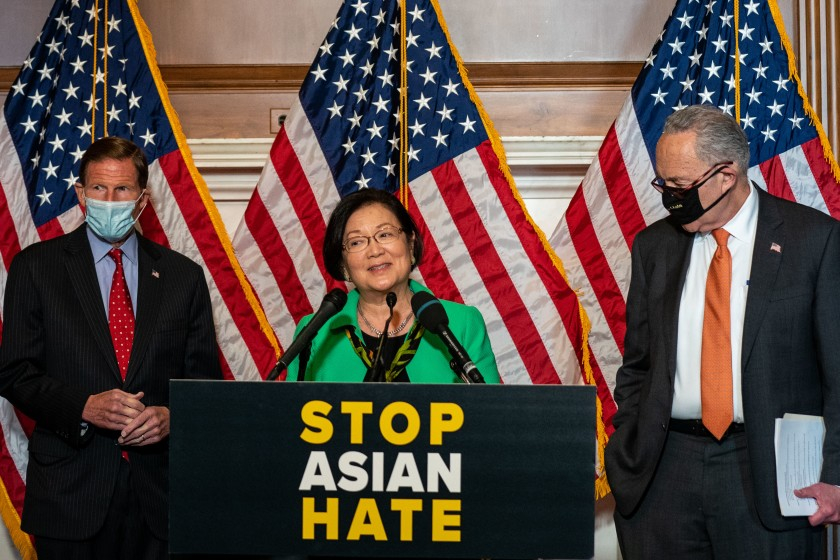 Thượng nghị sĩ Mazie Hirono (giữa), cùng Thượng nghị sĩ Richard Blumenthal (trái) và Lãnh đạo Đa số Thượng viện Charles E. Schumer, phát biểu tại cuộc họp báo hôm 22/4 sau khi Thượng viện thông qua với tỷ lệ áp đảo tuyệt đối 94-1 dự luật do bà chủ xướng - Ảnh: Los Angeles Times