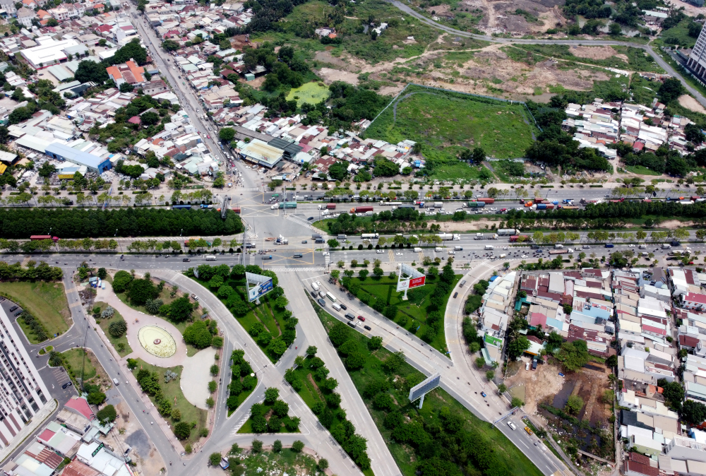 Nút giao thông (NGT) An Phú nằm trong Khu đô thị mới Thủ Thiêm của thành phố Thủ Đức, đây là điểm giao giữa đường dẫn cao tốc TPHCM - Long Thành - Dầu Giây với đại lộ Mai Chí Thọ và đường Lương Định Của  