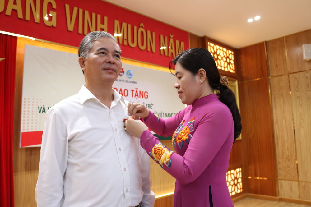 Bà Nguyễn Trần Phượng Trân - Thành ủy viên, Chủ tịch Hội LHPN TP.HCM - đại diện tổ chức Hội trao Kỷ niệm chương Vì sự phát triển của Phụ nữ Việt Nam cho Phó Chủ tịch UBND TP.HCM Ngô Minh Châu. 