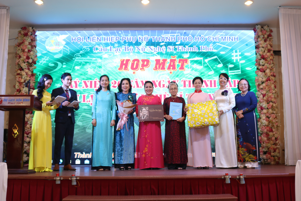 CLB Nữ nghệ sỹ đón nhận giải thưởng Nguyễn Thị Định. 