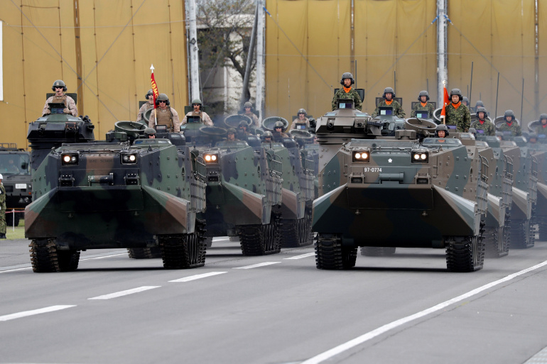 Các phương tiện quân sự của quân đội Mỹ và Lực lượng Phòng vệ Nhật Bản (SDF) diễu hành tại một căn cứ của Nhật Bản ở phía bắc Tokyo năm 2018 - Ảnh: Reuters