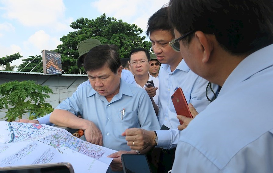 Chủ tịch UBND TPHCM Nguyễn Thành Phong chỉ đạo khẩn trương triển khai dự án rạch Xuyên Tâm. Ảnh: Minh Hiệp