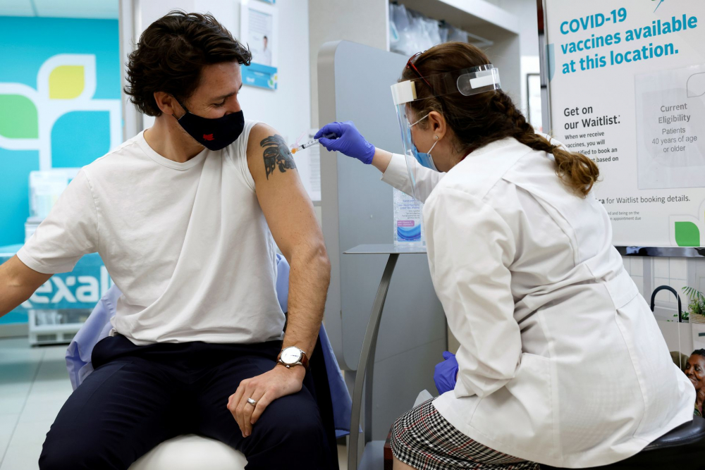 Thủ tướng Trudeau được tiêm vắc-xin AstraZeneca chống COVID-19 tại một hiệu thuốc ở Ottawa hôm 23/4 - Ảnh: Reuters