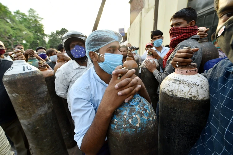Những người cầm bình dưỡng khí, chờ đợi nạp đầy ở Kanpur, bang Uttar Pradesh.