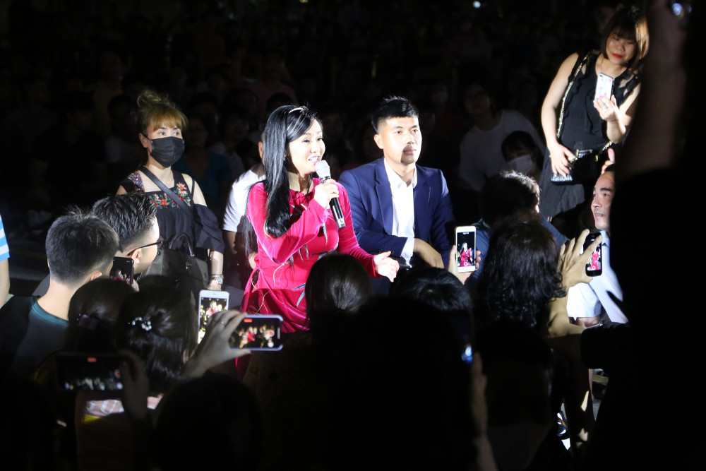 Hồng Nhung hát giữa khán giả trong đêm nhạc