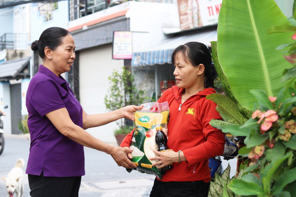 Bà Lý Thị Mai (trái) dành nhiều sự quan tâm, hỗ trợ gia đình chị Hoa và người thuê trọ  có hoàn cảnh đặc biệt khó khăn