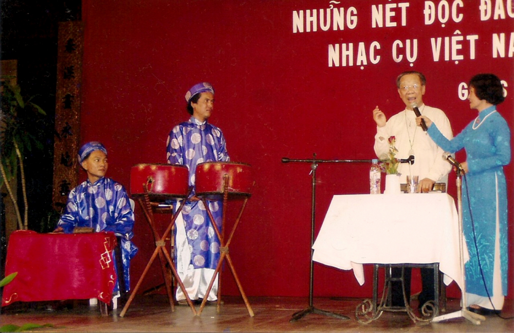 Kỷ niệm trên sân khấu cùng giáo sư Trần Văn Khê