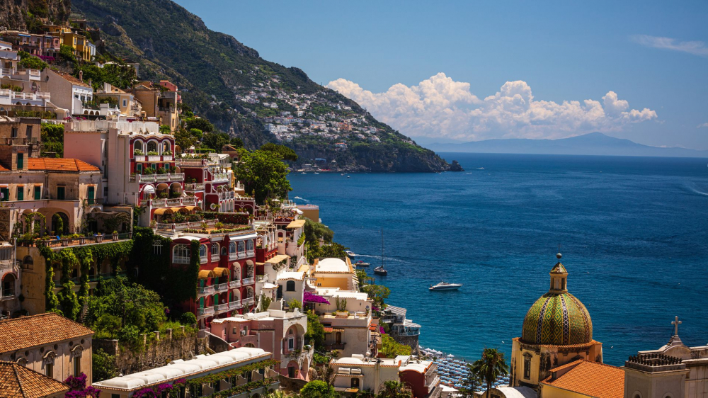 Cảnh quan bờ biển Amalfi ở Ý, một điểm du lịch được người Mỹ ưa chuộng - Ảnh: Universal Images Group/Getty Images