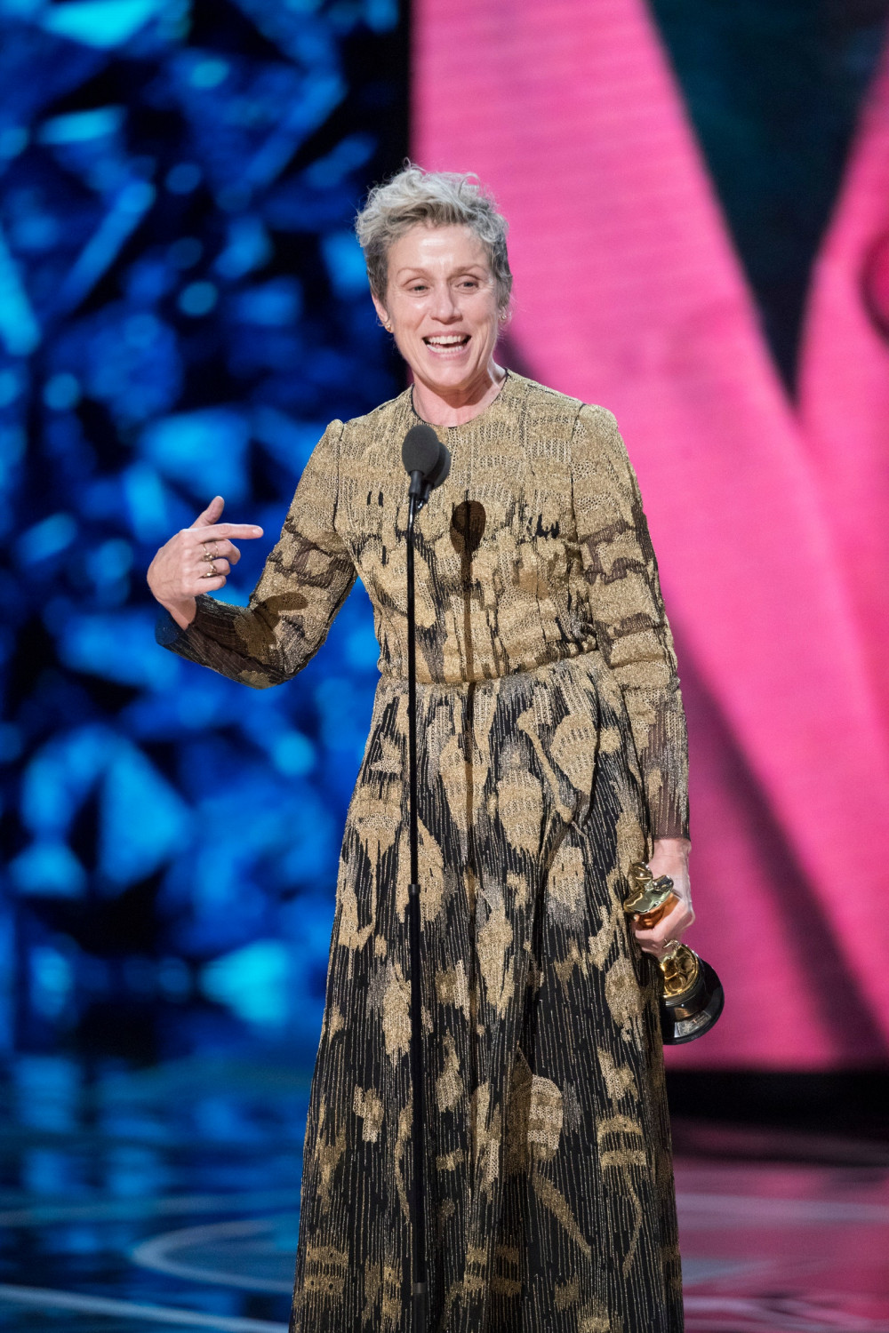 Frances McDormand mặt mộc, phát biểu nhận giải Oscar 2018.