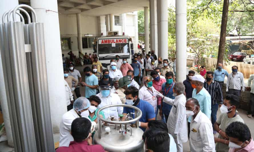 Nhân viên bệnh viện Ấn Độ sửa chữa trạm tiếp oxy sau khi một vụ rò rỉ làm 22 bệnh nhân COVID-19 ở Nashik, Ấn Độ thiệt mạng.
