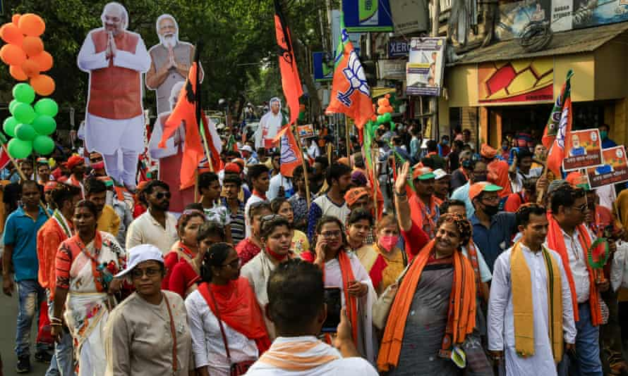 Những người ủng hộ đảng cầm quyền Bharatiya Janata của Thủ tướng Narendra Modi tuần hành vào đầu tháng 4/2021 với hầu như không có biện pháp giãn cách và đeo khẩu trang