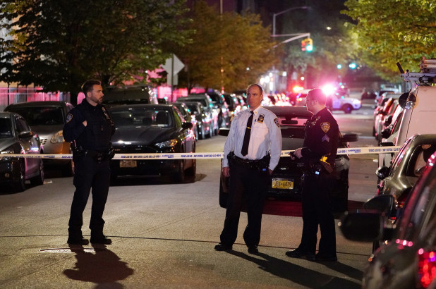 Cảnh sát có mặt tại hiện trường một người đàn ông bị bắn trọng thương trên giao lộ đường Taylor và Guerlain ở Bronx, New York, đêm 23/4 - Ảnh: NYPost