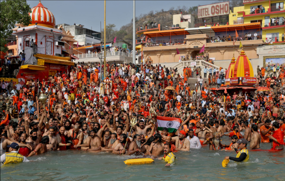 Những người sùng đạo Hindu ngâm mình trên sông Hằng trong lễ Shahi Snan tại Kumbh Mela, ở Haridwar, Ấn Độ, ngày 14/4