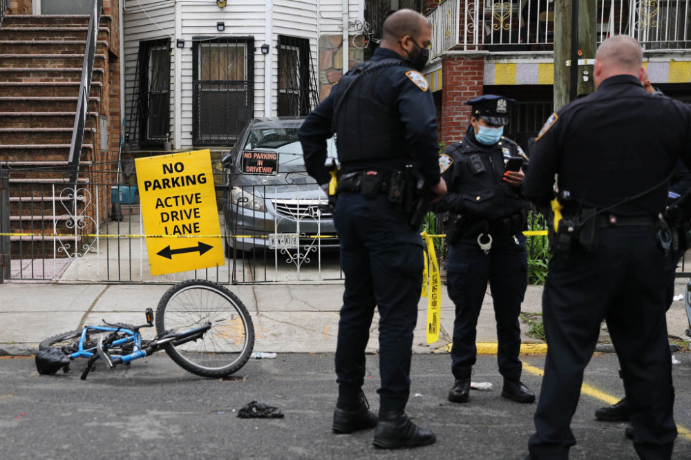 Cảnh sát tại hiện trường một người đi xe đạp bị bắn gần số nhà 3970 Đại lộ Bronx - Ảnh: NYPost