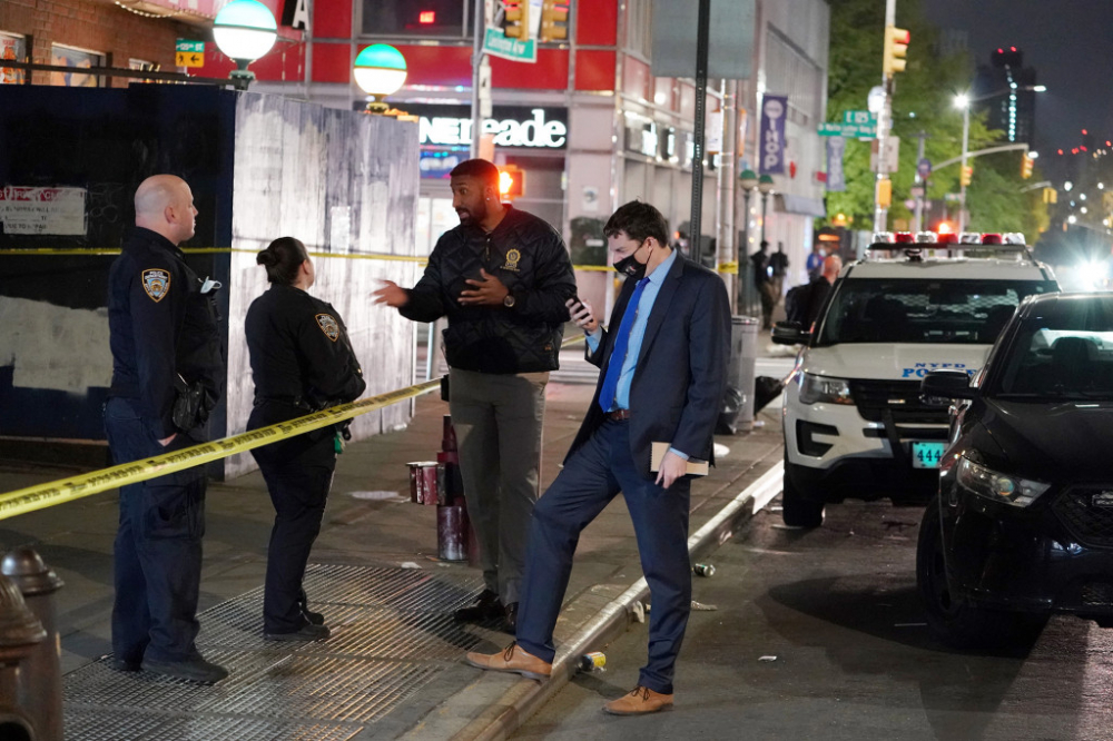 Hiện trường vụ một người bị bắn trên Phố Đông 125 thuộc Đại lộ Lexington ở New York đêm 24/4 - Ảnh: NYPost