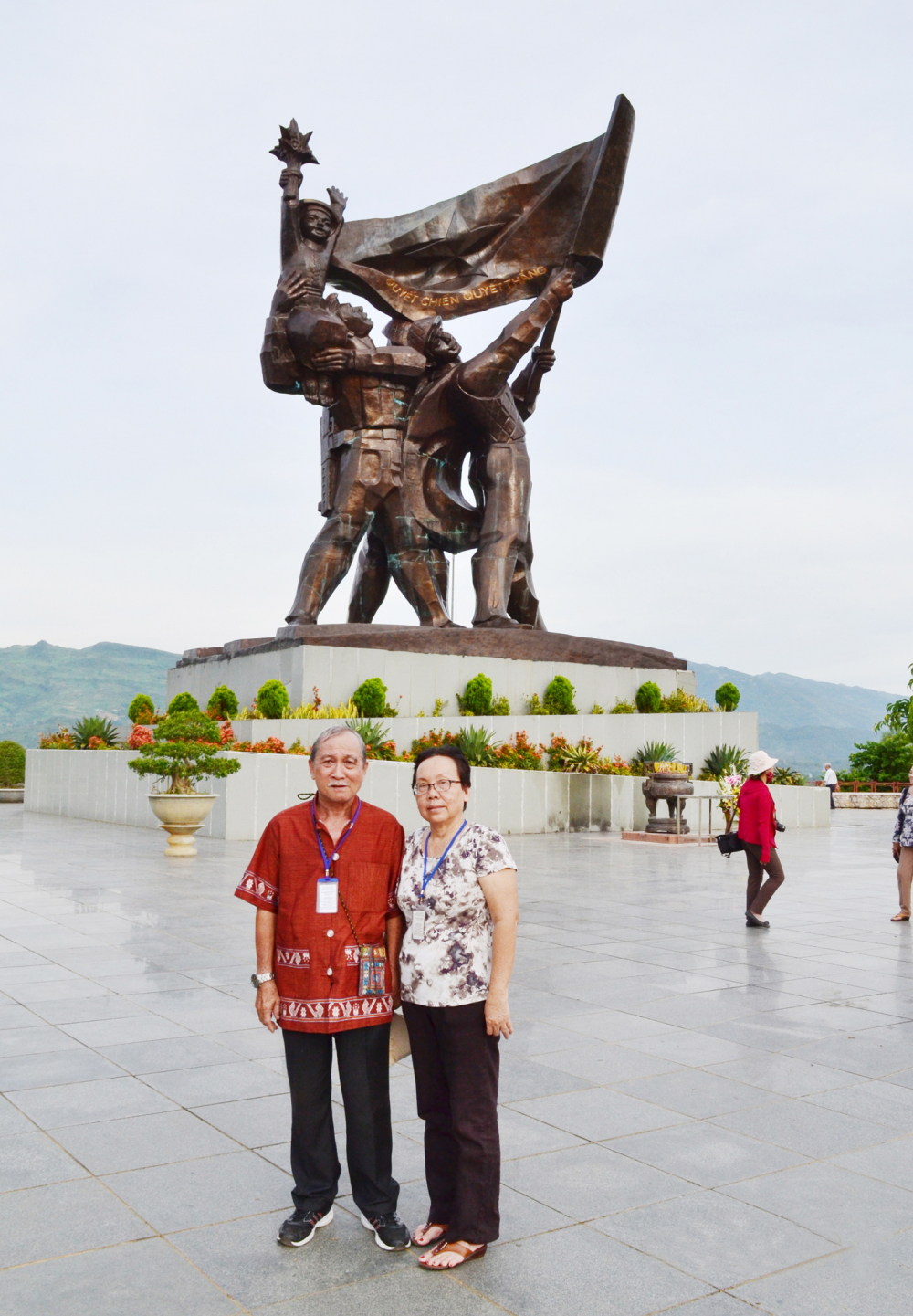 Ông Hồ Ngọc Anh và bạn đời Trần Ngọc Điệp trước tượng đài chiến thắng Điện Biên Phủ